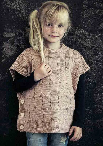 131-3 Strikket Børneponcho Med Knapper I Siderne