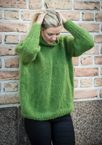 1694 Ensfarvet, oversize sweater med rullekrave
