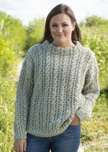 Sweater med Hulmønster og Snoninger