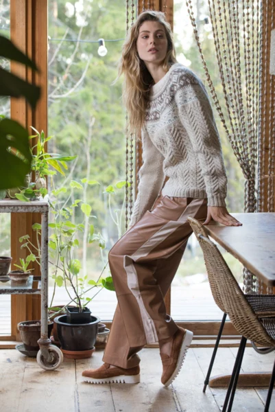 DSA77-01 Ulrikke Genser Beige