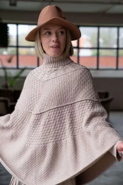 GG 293-09 INÈS PONCHO