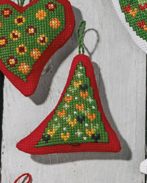 Broderikit Hjerter i juletræ 7 x 8 cm