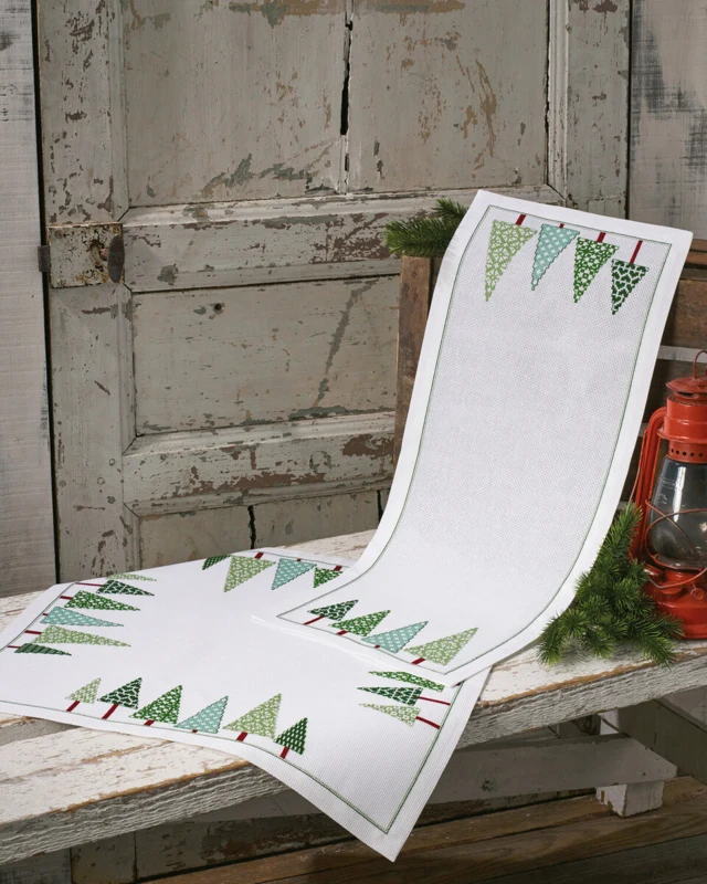 Broderikit Juletræer på række 56 x 56 cm