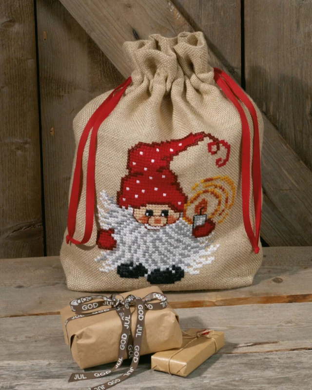 Broderikit Nisse med lys 39 x 55cm