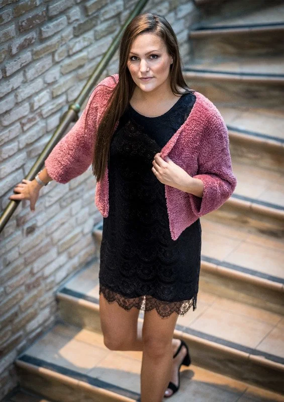 Moderne kort jakke i imiteret pels i Mayflower Fur