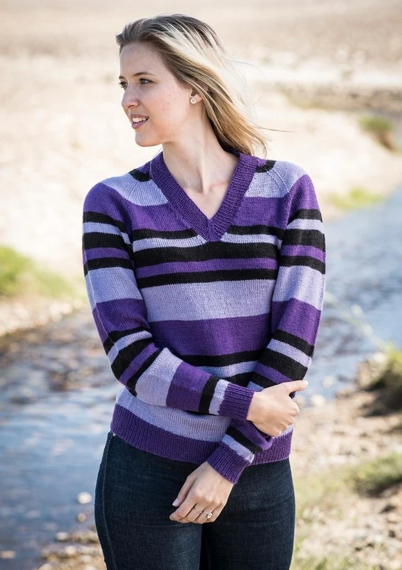 1660 Stribet bluse med V-hals