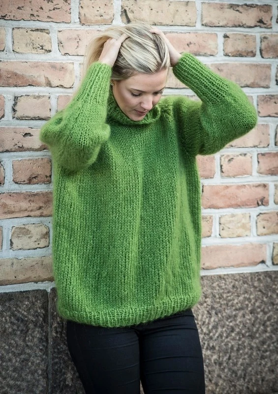 1694 Ensfarvet, oversize sweater med rullekrave