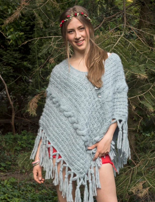 Flettestrikket firkantponcho med løs hals