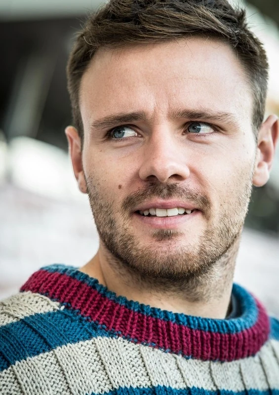 H1737 Ribstrikket herresweater med striber