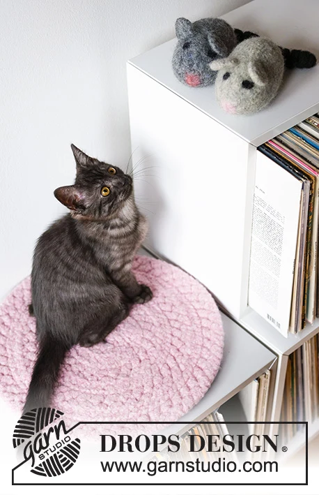 0-1502 Kitty Nap Pad by DROPS Design