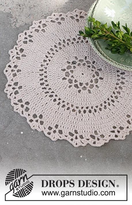 0-1507 Holly Doily by DROPS Design