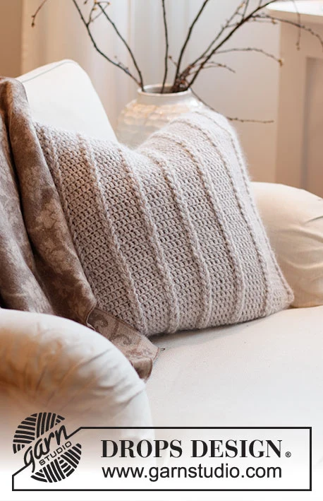 215-44 Breaking Free Pillow by DROPS Design