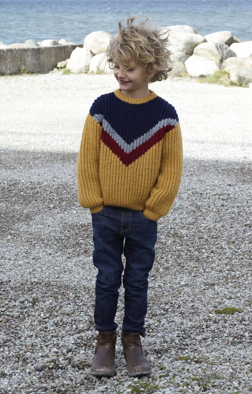 2610 Børnebluse med V-formet mønster