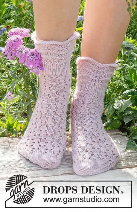 229-24 Daisy Dancing by DROPS Design