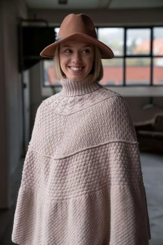 GG 293-09 INÈS PONCHO