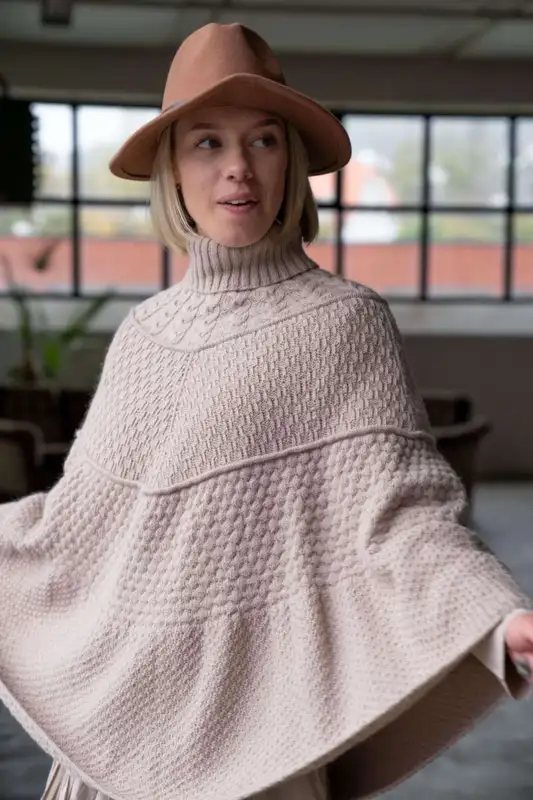 GG 293-09 INÈS PONCHO