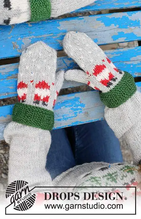 44-16 Santa Time Mittens by DROPS Design