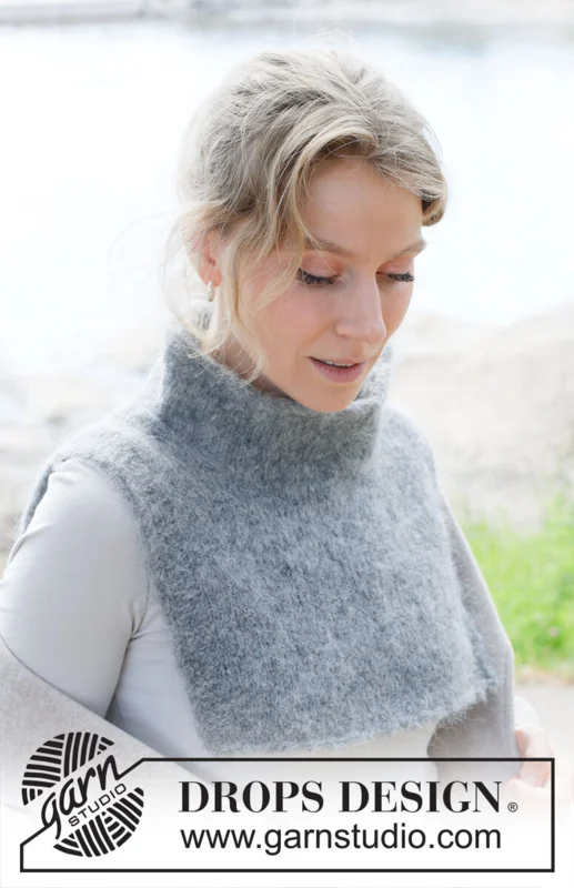 253-27 Moonlit Tide Neck Warmer by DROPS Design