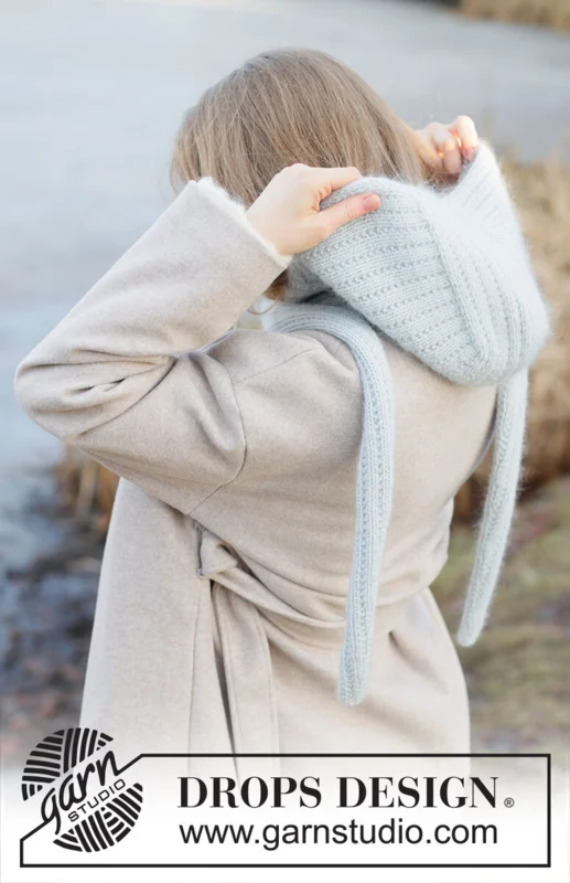 253-61 Winter Hug Hood by DROPS Design