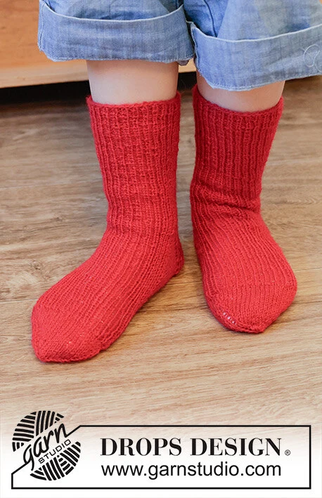 48-22 Merry Mistletoe Socks by DROPS Design