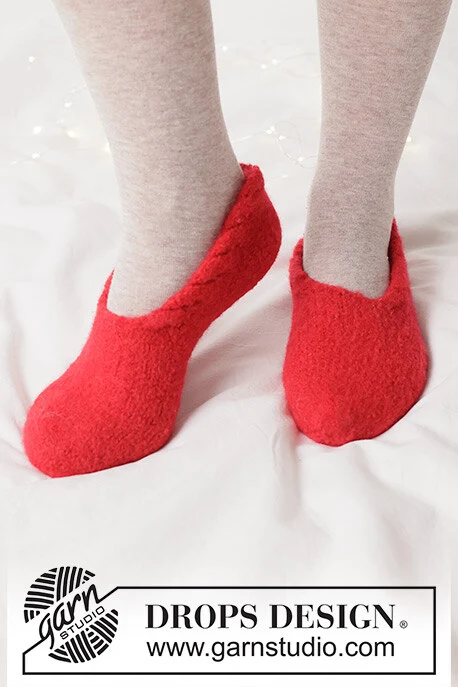 253-58 Scarlet Sleigh Slippers by DROPS Design